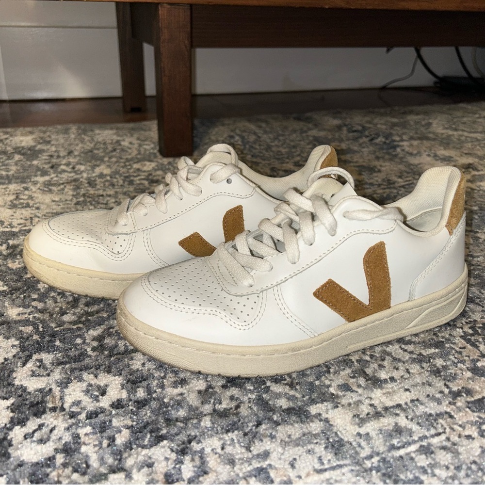 LIKE NEW Veja V-10 CWL Extra-White Camel Sneakers